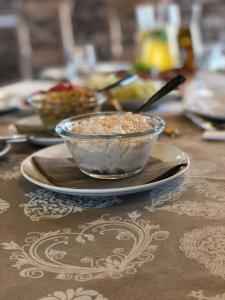 un plato de avena en una mesa en Vaj Bisztró és Vendégház, en Palkonya