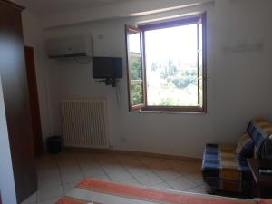 a living room with a window and a couch at Soggiorno La Primula in Siena
