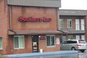 ein rotes Backsteingebäude mit einem Schild für einen südlichen Gasthof in der Unterkunft Southern Inn Lumberton in Lumberton