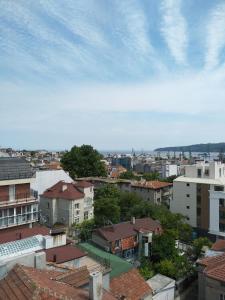 vistas a una ciudad con tejados y edificios en penyrent, en Varna