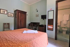 a bedroom with a bed and a bathroom with a toilet at Dimora Relais Excelsa in Gallipoli