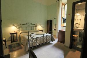 une chambre avec un lit et deux tables et une fenêtre dans l'établissement Dimora Relais Excelsa, à Gallipoli 84 autres photos