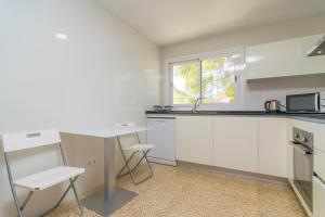 A kitchen or kitchenette at Garballons 5 1D