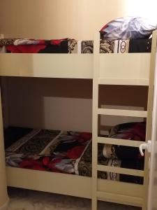 Palanda nebo palandy na pokoji v ubytování Friendly Apartment