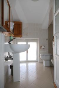 een badkamer met een wastafel en een toilet bij Fruit'n Joy in Stresa
