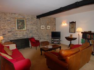een woonkamer met 2 banken en een tv bij Quist Cottage in Taunton