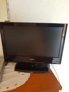 um monitor de computador em cima de uma mesa de madeira em Apartments Ivanka em Sućuraj