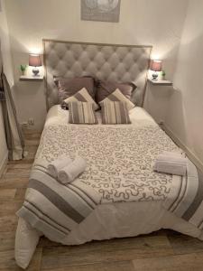 Un dormitorio con una cama grande con dos toallas encima. en Les Appartements Le Saint Pierre Barcelonnette, en Barcelonnette