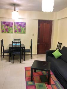 uma sala de estar com um sofá e uma mesa em Apartamento Aquarel em Boca Chica