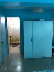 a blue room with a bathroom with a toilet and a cabinet at Apartamento Aquarel in Boca Chica