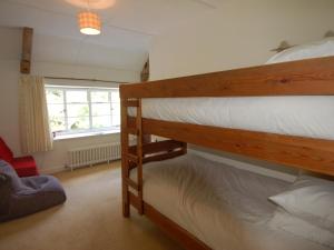 Tempat tidur dalam kamar di Quist Cottage