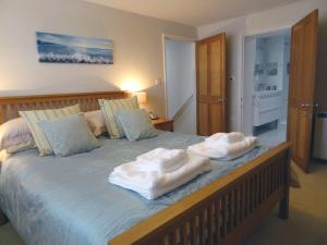 Un dormitorio con una cama con dos toallas encima. en Lakeside, en Millbrook