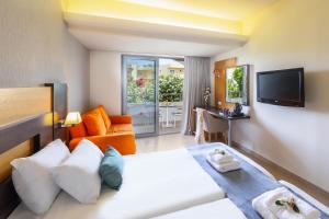 TV a/nebo společenská místnost v ubytování Leonardo Kolymbia Resort Rhodes