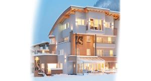 wysoki budynek ze śniegiem na ziemi w obiekcie Ischgl Suite w mieście Ischgl