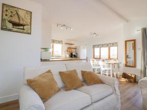 uma sala de estar com um sofá branco e uma cozinha em Costentyn, Tor Down Quarry em Bodmin