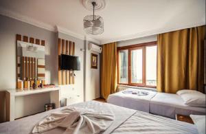 Un pat sau paturi într-o cameră la Maduro Hotel Istanbul