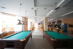 ein Restaurant mit zwei Billardtischen in einem Zimmer in der Unterkunft Arena Center in Roquetas de Mar