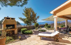 里耶卡的住宿－Sea View - Casa di Arijana，一个带长凳和壁炉的庭院