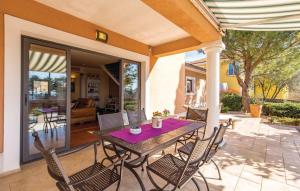 patio con tavolo e sedie sotto il portico di Sea View - Casa di Arijana a Fiume (Rijeka)