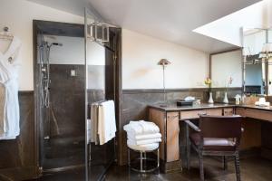 A bathroom at Palazzo Vecchietti - Residenza D'Epoca