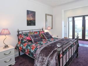 1 dormitorio con 1 cama y 2 lámparas en Gwylan Uchaf, en Y Felinheli
