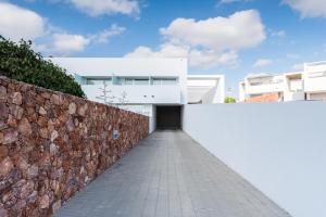 a stone wall with a brick wall next to a tunnel at Hotel Spa Calagrande Cabo de Gata in Las Negras