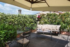 A garden outside Palazzo Vecchietti - Residenza D'Epoca