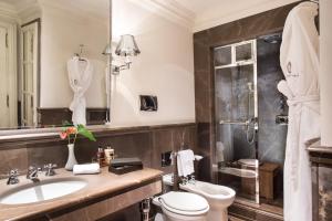 A bathroom at Palazzo Vecchietti - Residenza D'Epoca