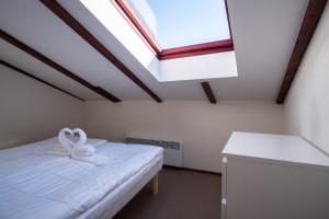 Postel nebo postele na pokoji v ubytování Dream Stay - Five Bedroom Penthouse in Old Town
