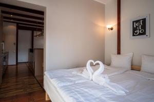 Postel nebo postele na pokoji v ubytování Dream Stay - Five Bedroom Penthouse in Old Town