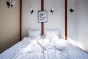 Postel nebo postele na pokoji v ubytování Dream Stay - Five Bedroom Penthouse in Old Town