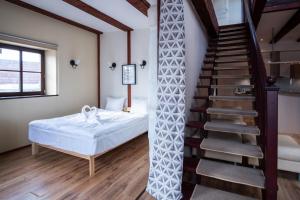 - une chambre avec un escalier à côté d'un lit dans l'établissement Dream Stay - Five Bedroom Penthouse in Old Town, à Tallinn