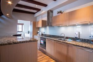 Kuchyň nebo kuchyňský kout v ubytování Dream Stay - Five Bedroom Penthouse in Old Town