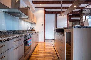 Kuchyň nebo kuchyňský kout v ubytování Dream Stay - Five Bedroom Penthouse in Old Town