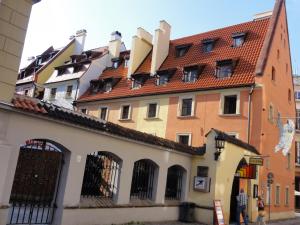 un edificio con techo rojo en una ciudad en Arte-locum, en Wroclaw