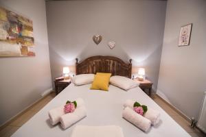 ein Schlafzimmer mit einem großen weißen Bett mit zwei Kissen in der Unterkunft Kris&Strato's Studio in Lygia