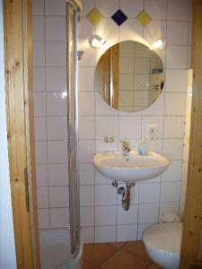 y baño con lavabo y espejo. en Am Neuhausbauernhof, en Königsfeld im Schwarzwald