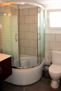 Ein Badezimmer in der Unterkunft Golden View House