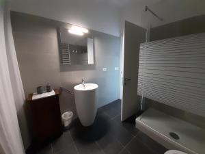 bagno con lavandino bianco e vasca di Sunrise Apartment in Giudecca a Venezia