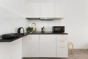 Kuchyňa alebo kuchynka v ubytovaní SuperApart Belwederska A MiniStudio, Balcony, Kitchen, Pet-Friendly, TV & Wifi