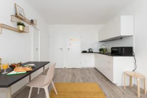 Kuchyňa alebo kuchynka v ubytovaní SuperApart Belwederska A MiniStudio, Balcony, Kitchen, Pet-Friendly, TV & Wifi + 17 fotografií