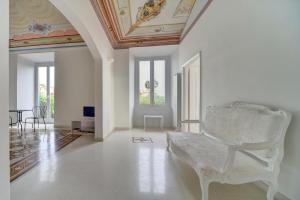 salon z białą kanapą i sufitem w obiekcie Casa del cardinale w mieście Santo Stefano al Mare