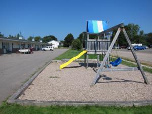 un parque infantil con un tobogán y un tobogán amarillo en Fundy Spray Motel, en Middleton