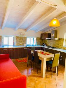een keuken met een tafel en stoelen in een kamer bij Orchidea Gialla in Gaeta