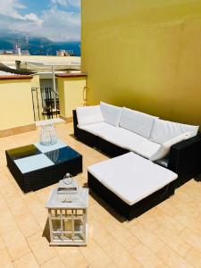 een woonkamer met een bank en een tafel bij Orchidea Gialla in Gaeta +33 foto's