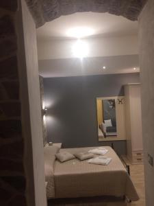 a bedroom with a bed and a mirror at La casa nel verde in Castelmezzano