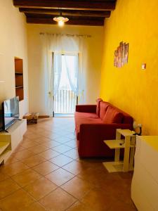een woonkamer met een bank en een tv bij Orchidea Gialla in Gaeta
