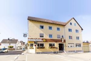 a building on the corner of a street at Hotel Gasthof Rose in Günzburg