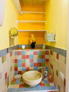 een badkamer met een wastafel en een tegelvloer bij Orchidea Gialla in Gaeta