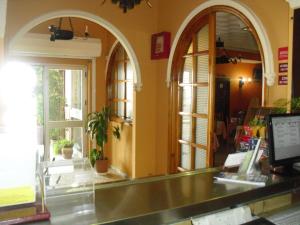 阿爾科斯－德拉弗龍特拉的住宿－艾爾凡賽C＆R酒店，办公室设有一张带镜子和窗户的书桌